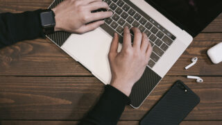 デスク業務について～業務依頼の応対やスタッフのスケジュール管理など行っています