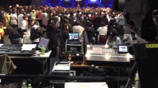 ライブコンサート会場の客席の後方のスタッフエリア『FOH』について