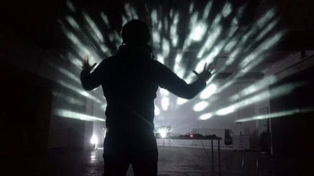 映像を映し出すスクリーンも不要な最新技術『ノーログラム』について