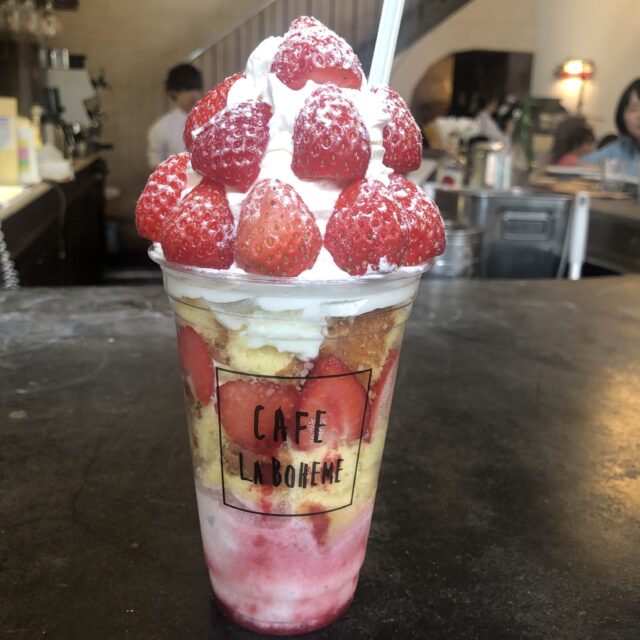 新宿御苑のおすすめスイーツ～イタリアンレストラン cafe LA BOHEMEの『いちごのボンボンパフェ』