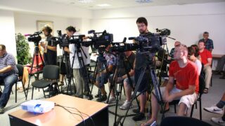 記者発表会の現場にCA(カメラアシスタント)として参加~ガンマイクを使用した音声収録も対応